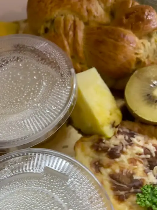 Box brunch avec brioches et fruits