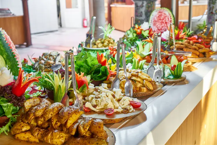 Buffet de mariage créole décoré de fleurs et de fruits