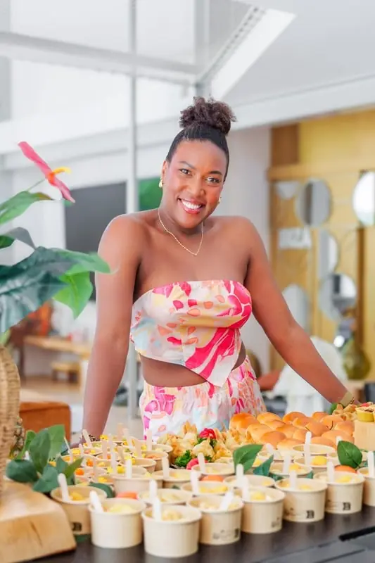 Mélissa souriante derrière un buffet de verrines
