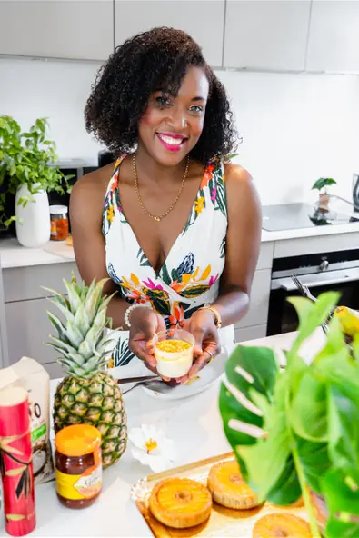 Mélissa en cuisine, un ananas sur le plan de travail